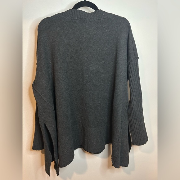 EUC FREE PEOPLE OVERSIZED V-NECK SWEATER IN CHARCOAL GREY. SIZE SMALL. - Picture 4 of 9